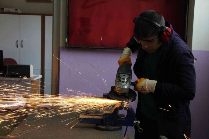 Bingöl’de Meslek Liseleri Fabrika Gibi Çalışıyor: 2022 Yılında 9,5 Milyon Lira Ciro Yaptılar