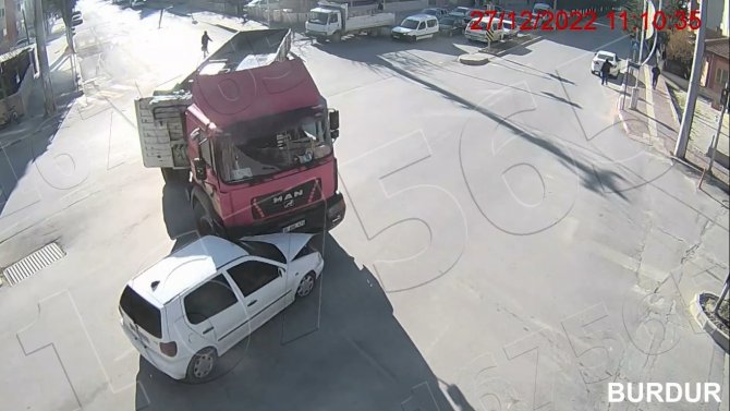 Burdur’daki Trafik Kazaları Kameralara Yansıdı