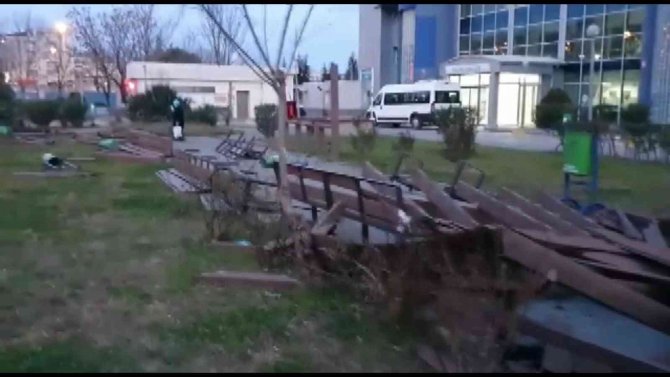 Bursa’da Lodos Kamelyaları Parçaladı, Esnaf Tezgah Açamadı