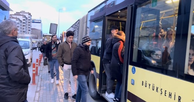 Bursa’da Şiddetli Lodos 3 Katlı Binanın Çatısı Uçurdu, Metro Seferleri İptal Oldu