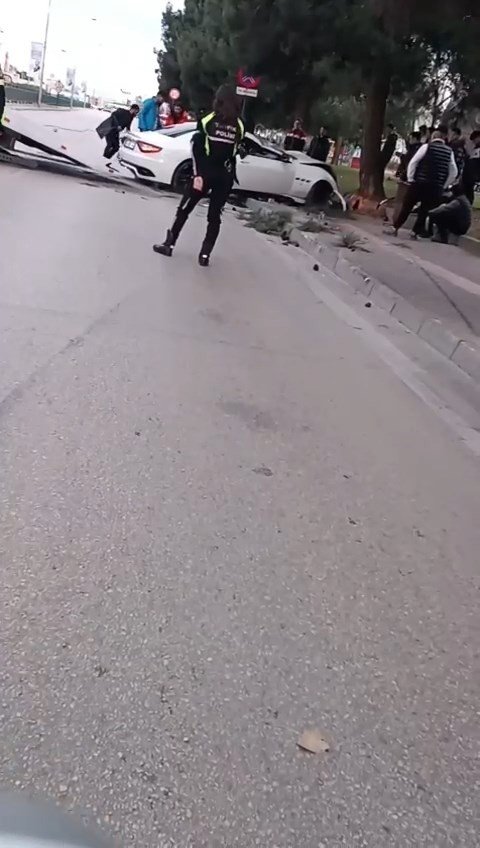 Bursa’da Lüks Otomobil Ağaca Çarparak Pert Oldu