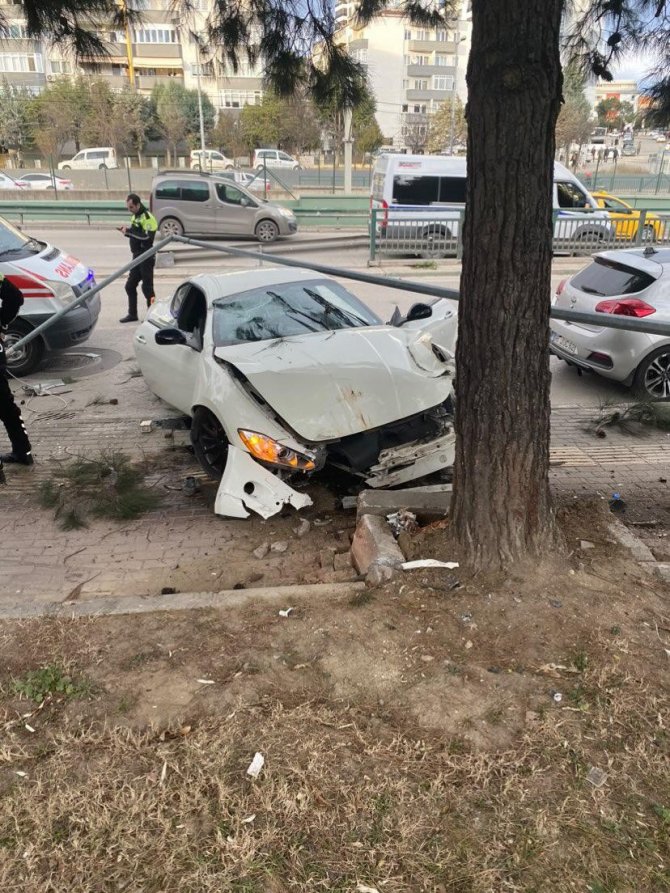 Bursa’da Lüks Otomobil Ağaca Çarparak Pert Oldu