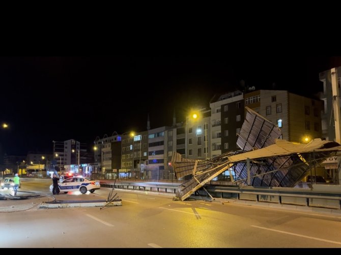 Şiddetli Lodos 3 Katlı Binanın Çatısını Uçurdu, Ev Sahibi Ne Olduğunu Anlayamadı