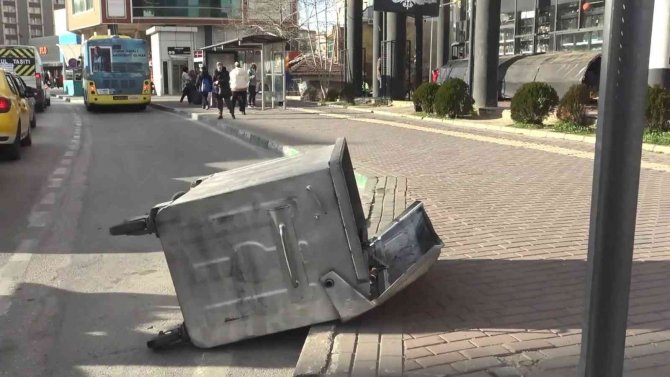 Bursa’da Şiddetli Lodos Zor Anlar Yaşatmaya Devam Ediyor