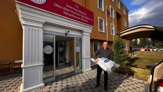 Bursa’da Bir İşadamı Huzurevine Nevresim Hediye Etti