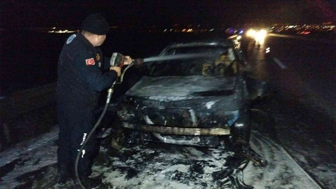 Seyir Halindeki Otomobil Küle Döndü