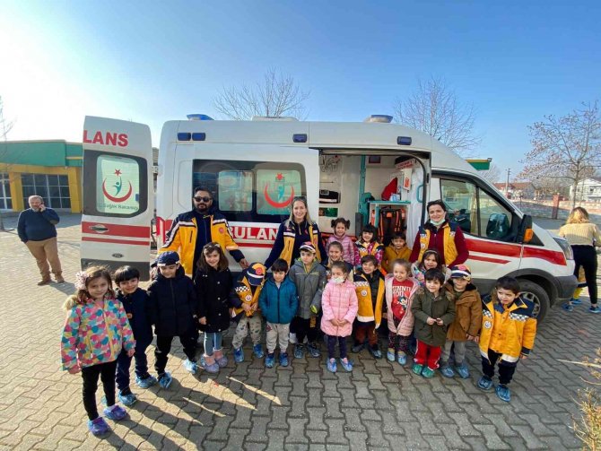 Minik Öğrenciler Ambulansı Tanıdı