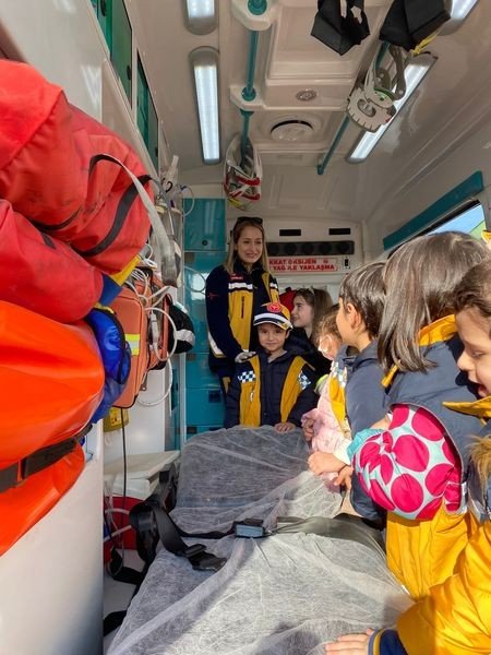 Minik Öğrenciler Ambulansı Tanıdı