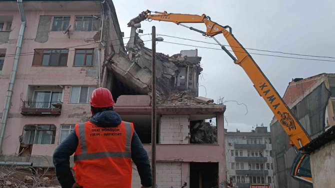 Depremin İzleri Tek Tek Siliniyor