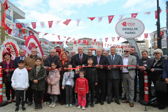 Efeler’de Gençlik Parkı Düzenlenen Törenle Açıldı