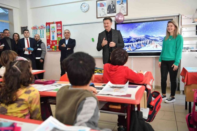 Bahçelievler’deki Öğrencilere ‘Dijital’ Karne Hediyesi Verildi