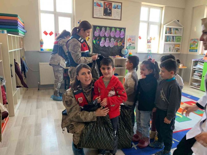 Jandarmadan Köy Okulu Öğrencilere Sürpriz
