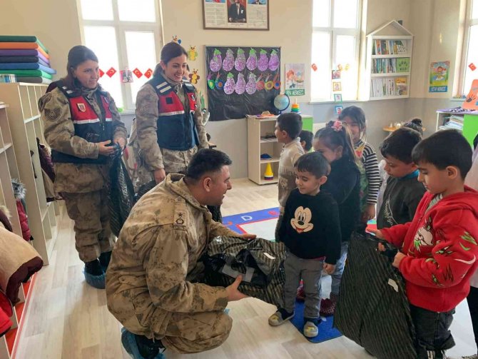 Jandarmadan Köy Okulu Öğrencilere Sürpriz