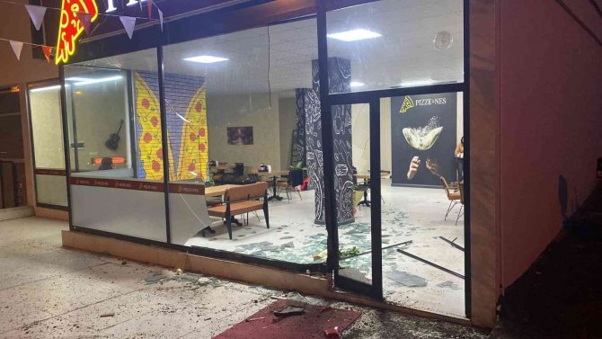 Hafif Ticari Aracın İş Yerinin Vitrinine Çarpma Anı Güvenlik Kamerasında