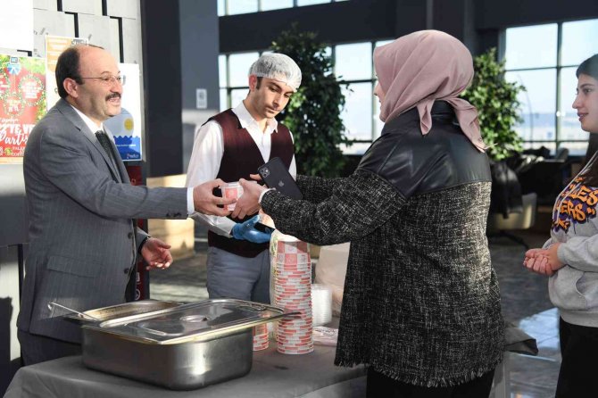 Rektör Çakmak’tan Öğrencilere Çorba İkramı