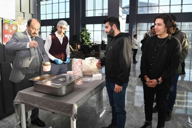 Rektör Çakmak’tan Öğrencilere Çorba İkramı