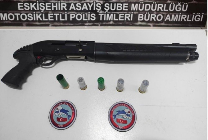 Polis 3 Silahı Ele Geçirip 4 Şahsı Yakaladı