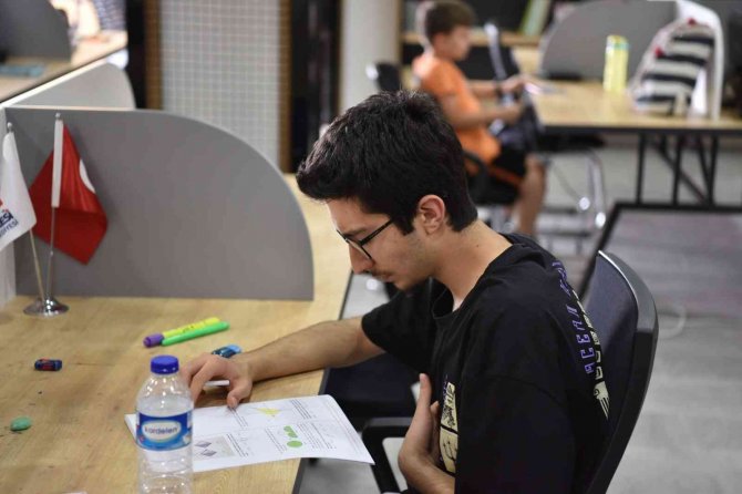 Karesi Millet Kıraathanesi Gençlerin Gözdesi