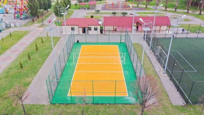 Kavaklı Sahilindeki Spor Sahaları Baştan Yenilendi