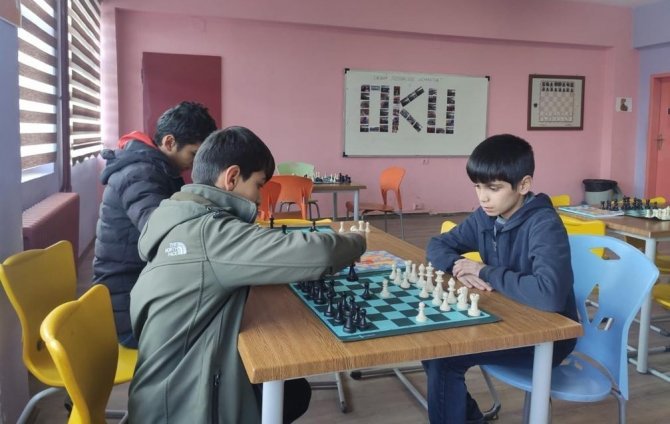 Hakkari’de Eğitime Devam Edemeyen Çocuklar Yeniden Okulla Buluşturuluyor