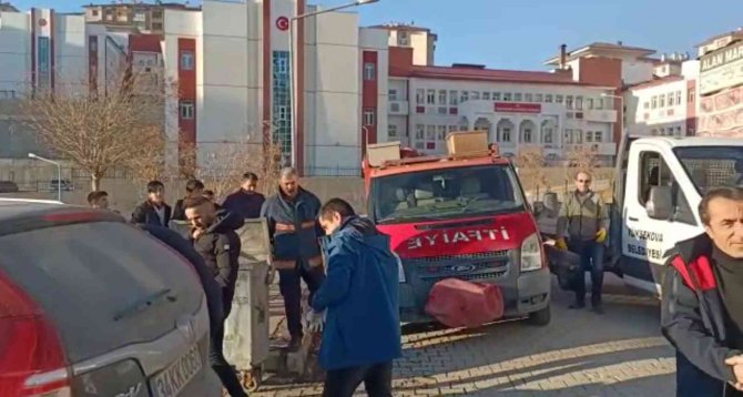 Aracın Alt Kısmında Mahsur Kalan Kediyi İtfaiye Ekipleri Kurtardı
