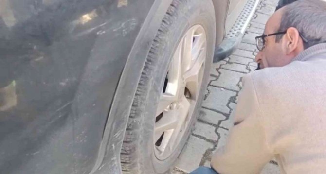 Aracın Alt Kısmında Mahsur Kalan Kediyi İtfaiye Ekipleri Kurtardı