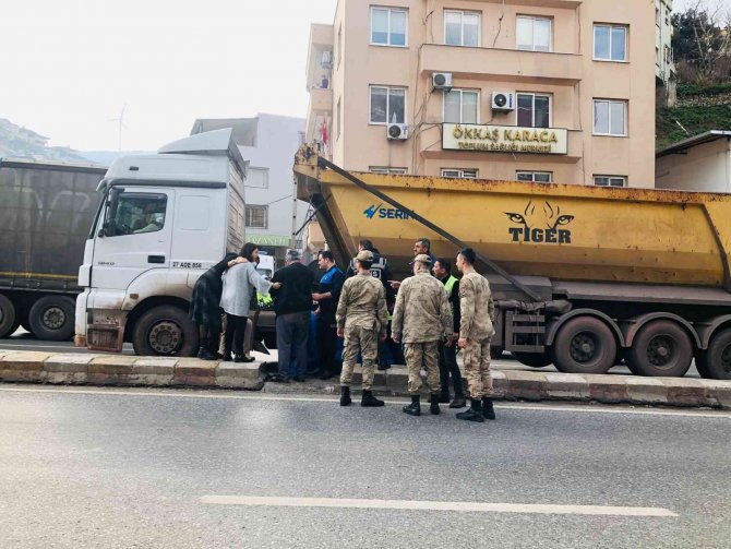 Hatay’da Hafriyat Kamyonu Karı Kocaya Çarptı: Kadın Hayatını Kaybetti, Eşi Yaralandı