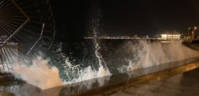 İ̇stanbul’da Lodos Etkili Oluyor