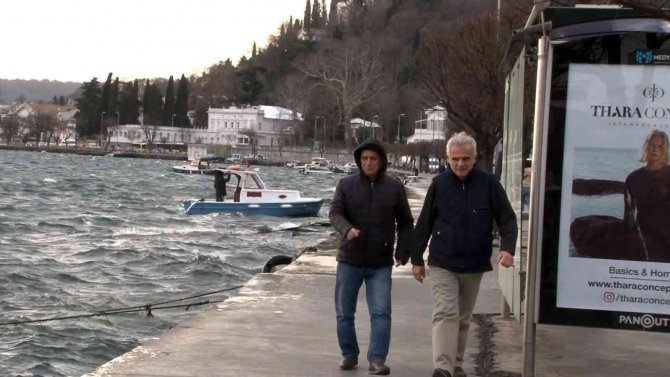 İ̇stanbul’da Lodos Etkili Oldu, Vatandaşlar Yürümekte Güçlük Çekti