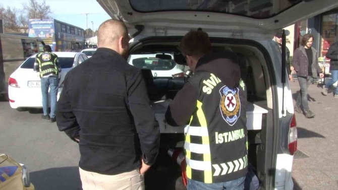 Kadıköy’de Ceza Yiyen Taksiciden Polise Çirkin Tepki: “Yaz Cezayı Belki Sana Yıldız Takarlar”