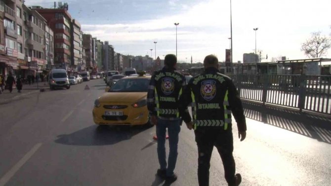 Kadıköy’de Ceza Yiyen Taksiciden Polise Çirkin Tepki: “Yaz Cezayı Belki Sana Yıldız Takarlar”