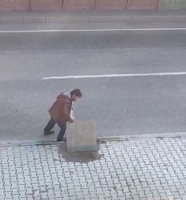 Su Kanalının Demir Kapağı Hırsızlığı Cep Telefonuyla Kaydedildi
