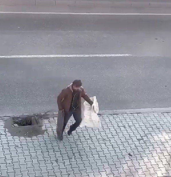 Su Kanalının Demir Kapağı Hırsızlığı Cep Telefonuyla Kaydedildi
