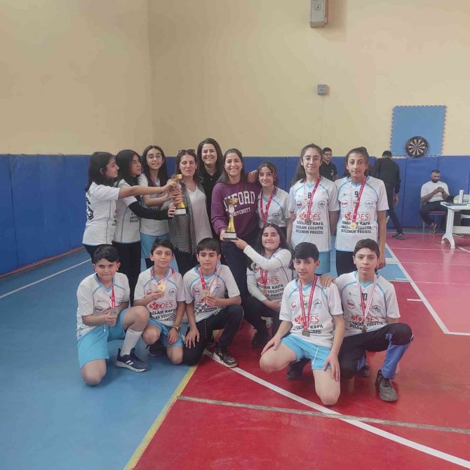 Kars’ta Okullar Arası Badiminton Turnuvası Sona Erdi