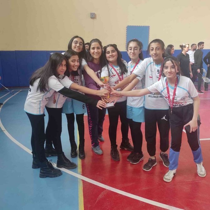 Kars’ta Okullar Arası Badiminton Turnuvası Sona Erdi