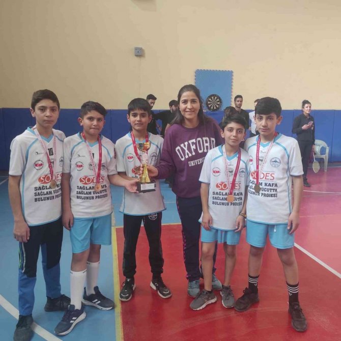 Kars’ta Okullar Arası Badiminton Turnuvası Sona Erdi