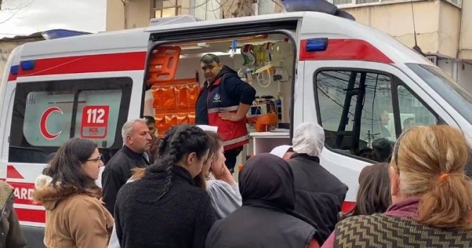 Kartal’da Apartman Dairesi Alev Alev Yandı: 3 Kişi Mahsur Kaldı