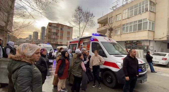 Kartal’da Apartman Dairesi Alev Alev Yandı: 3 Kişi Mahsur Kaldı