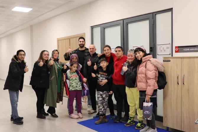 Üniversiteli Öğrencilerin Hazırladığı Projeyle Otizmli Bireyler Yüzme Öğrendi