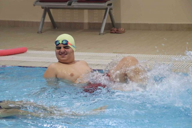 Üniversiteli Öğrencilerin Hazırladığı Projeyle Otizmli Bireyler Yüzme Öğrendi