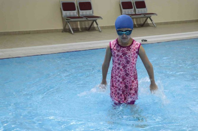 Üniversiteli Öğrencilerin Hazırladığı Projeyle Otizmli Bireyler Yüzme Öğrendi