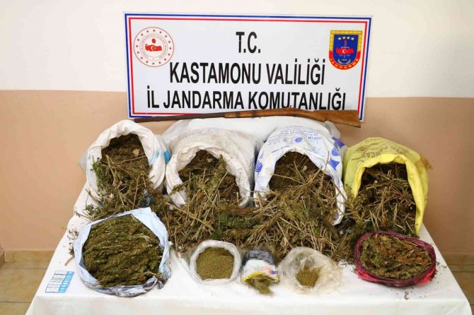 28 Kilo Esrarı Çuvallarda Evinde Saklayan Bir Kişi Gözaltına Alındı