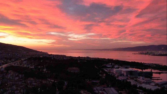 İ̇zmit Körfezi İle Birleşen Gökyüzünün Rengi Mest Etti