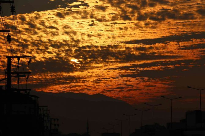 İ̇zmit Körfezi İle Birleşen Gökyüzünün Rengi Mest Etti