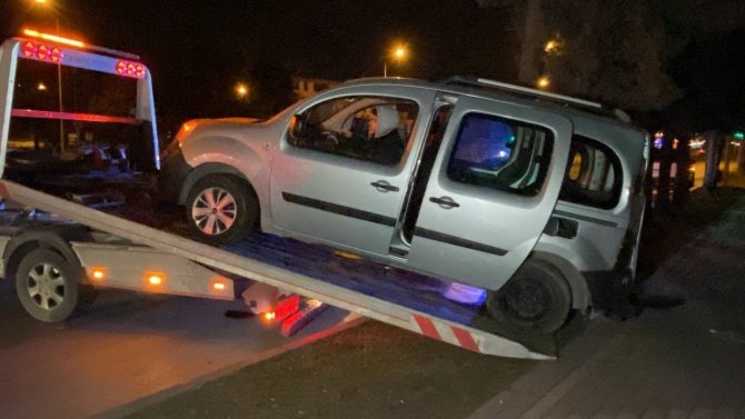 Hafif Ticari Otomobil Ağaçların Arasına Daldı: 1 Yaralı