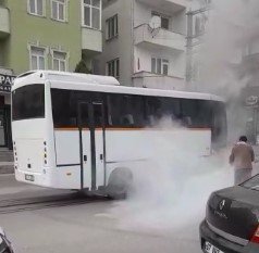 Seyir Halindeki Minibüsün Altından Alevler Yükseldi