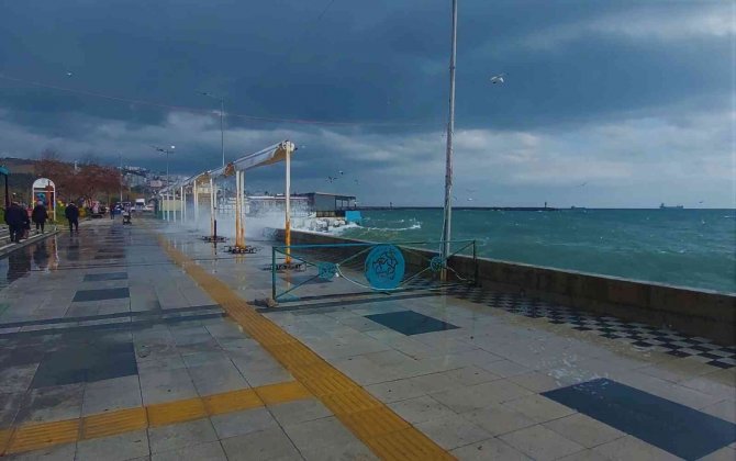 Fırtınada Denize Açılan Teknenin Dalgalarla Mücadelesi Kameraya Yansıdı