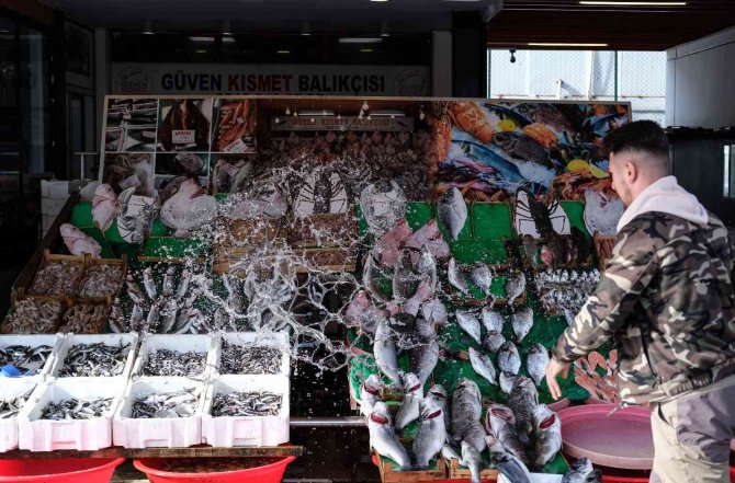 Lodos Balık Tezgahlarını Vurdu, Fiyatlar Fırladı