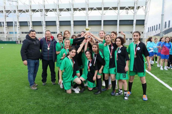 Mehmet Akif Ersoy Anadolu Lisesi Kızları Futbolda Şampiyon Oldu