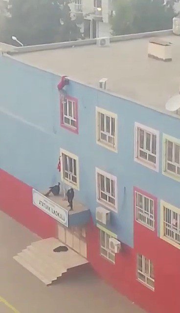 Mardin’de Okulun Çatısına Çıkan Çocuk Yürekleri Ağızlara Getirdi